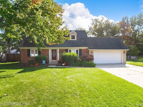 9163 Glasgow Dr, White Lake, MI 48386