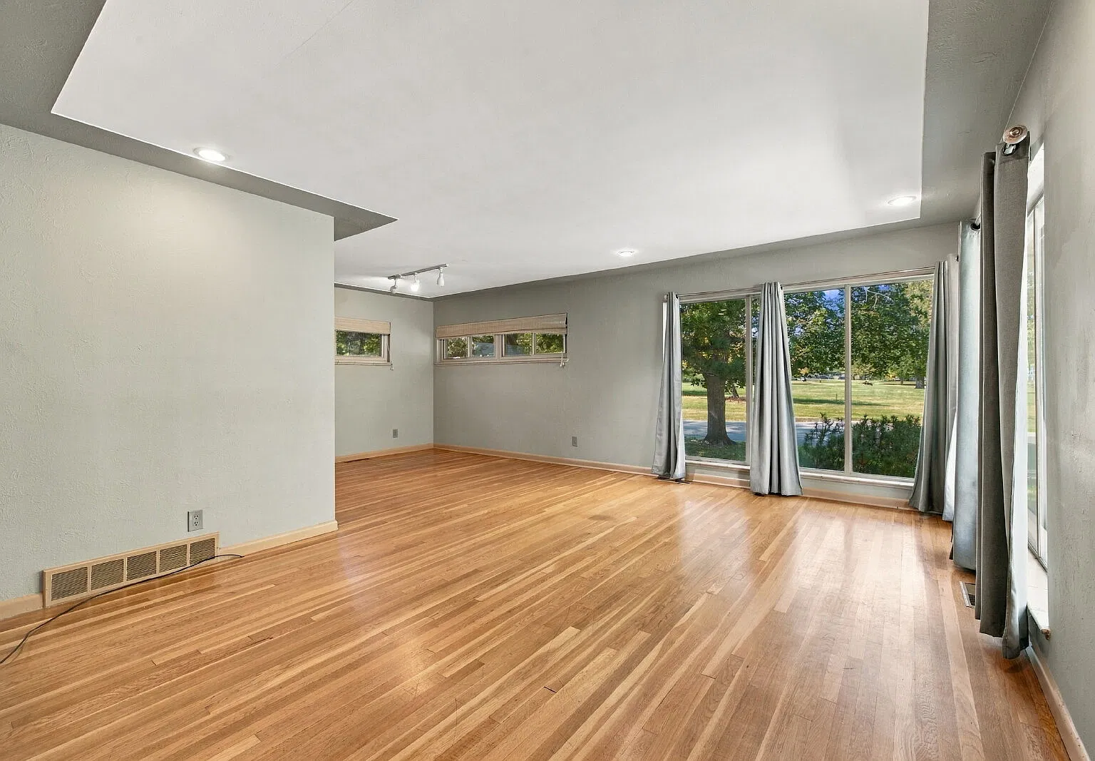 3 bed, 2.5 bath, 2002 sqft, $3,350 — Photo 4