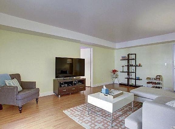 4th image of 330 S Mentor Ave Unit 104
