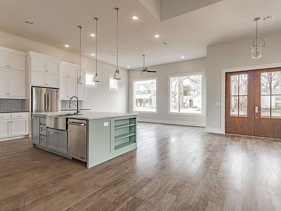 4th image of 810 NW A St