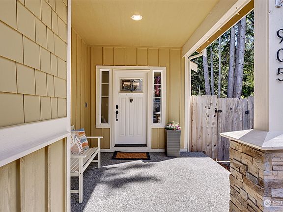 5th image of 905 Maplewood Lane NE