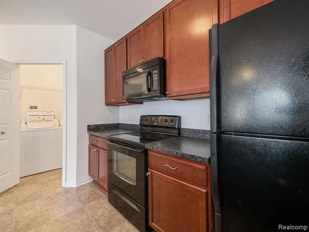 2 bed, 2.0 bath, 1182 sqft, $1,950 — Photo 2