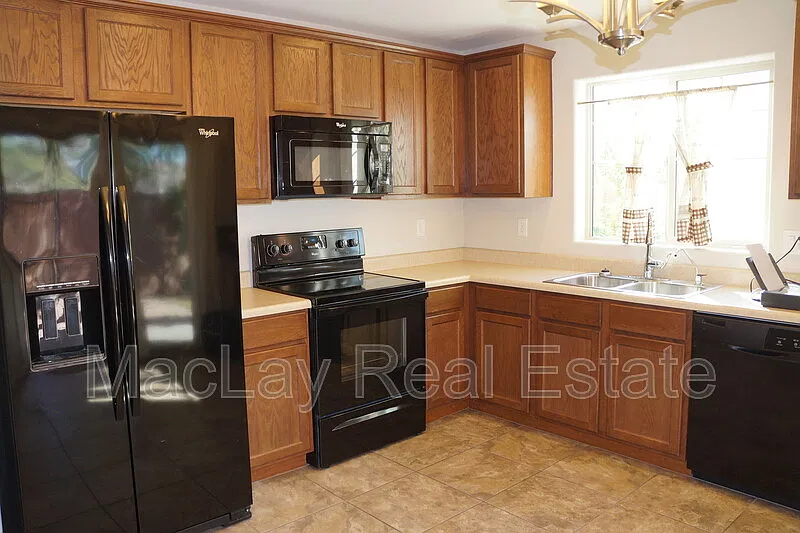 3 bed, 3.0 bath, 1720 sqft, $2,300 — Photo 2