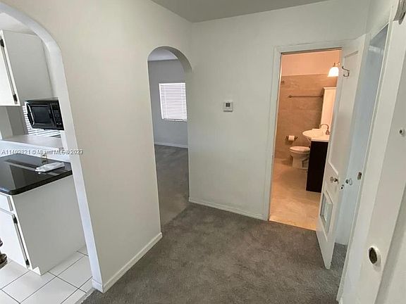 4th image of 227 Phoenetia Ave #2