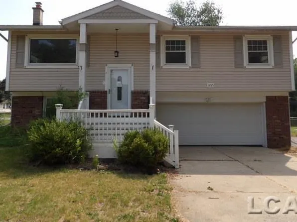 3225 W Circle Dr, Adrian, MI 49221