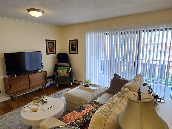 3rd image of 300 Hammond Pond Pkwy #204