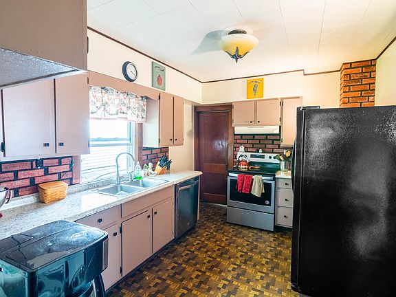 5th image of 160 Curtis Ct