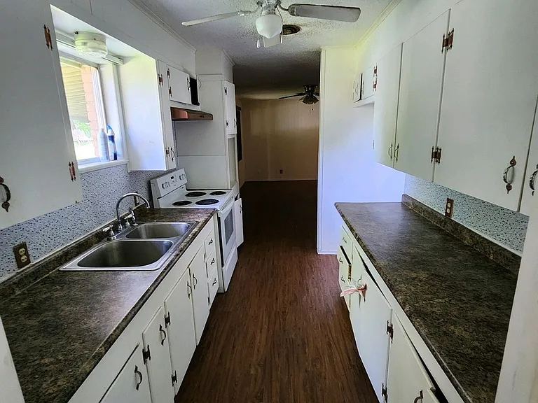 208 Southview Dr — Photo 11