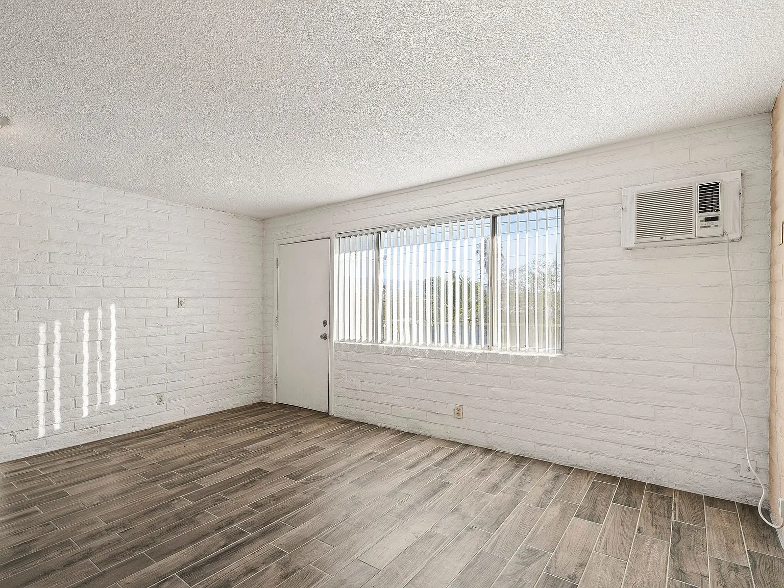 2565 N Park Ave — Photo 4