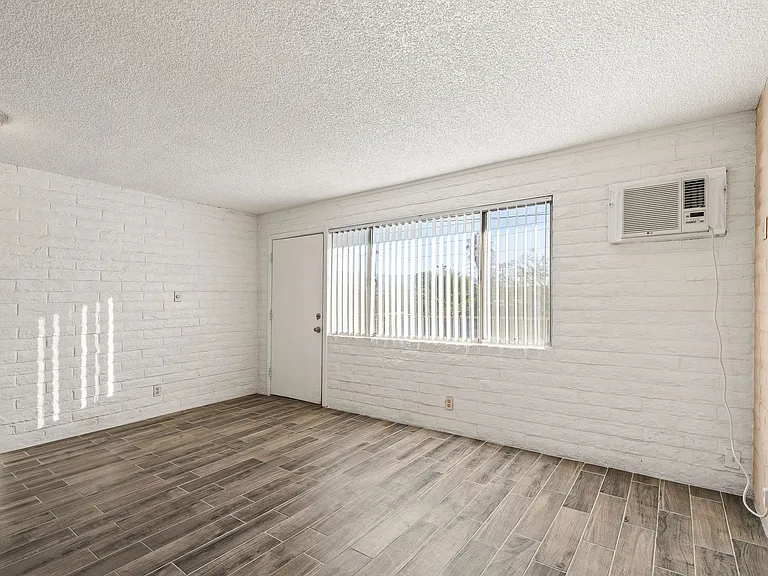 2565 N Park Ave — Photo 4