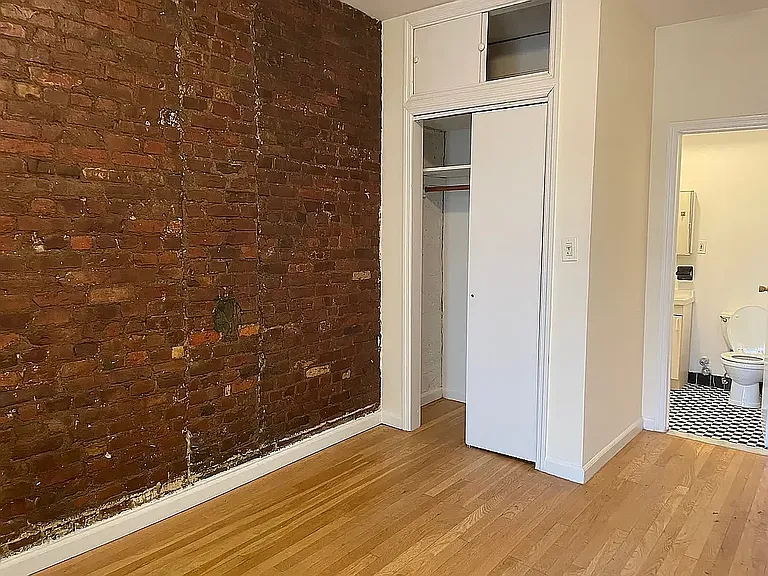 206 E 6th St #8 — Photo 7