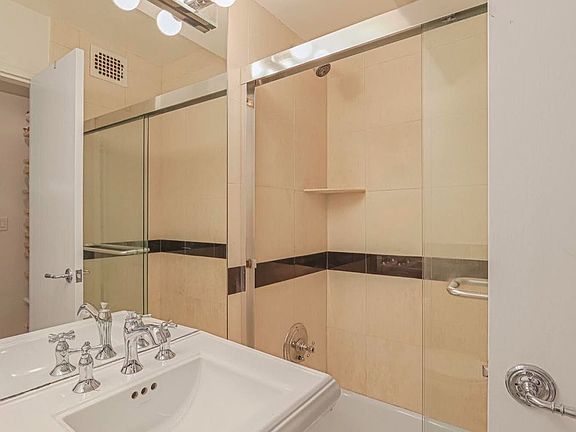 5th image of 200 E 27th St APT 10A