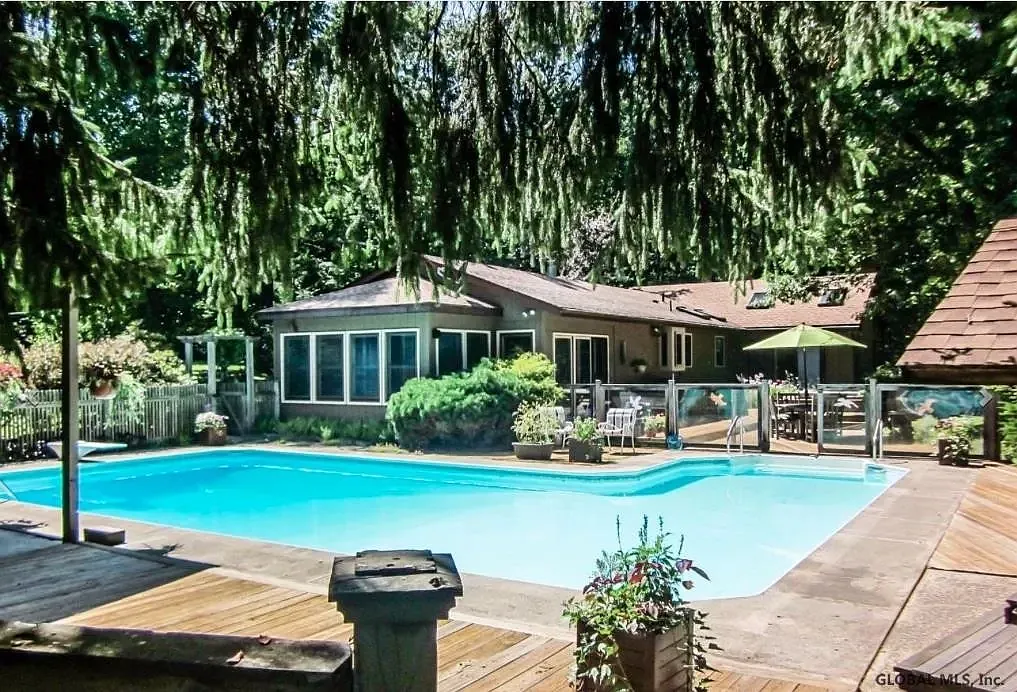 3 bed, 2000 sqft, $5,000 — Photo 2