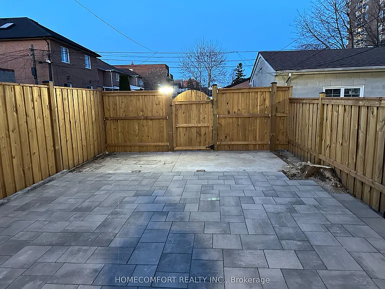 211 Osler St #LOWER — Photo 16