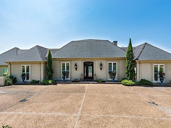 2nd image of 208 Edgewater Dr