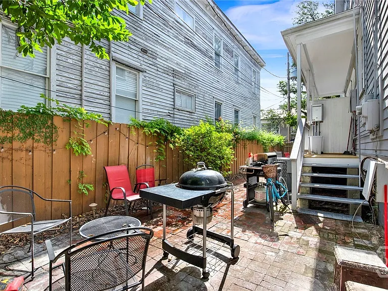 114 W Waldburg St — Photo 35