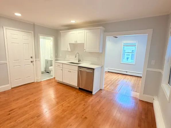 22 Carlton St APT 1, Salem, MA 01970