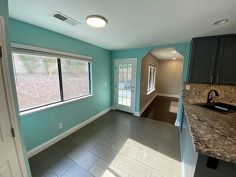 2545 Winsford Ln — Photo 10