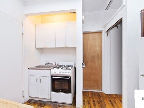 5th image of 210 E 90th St