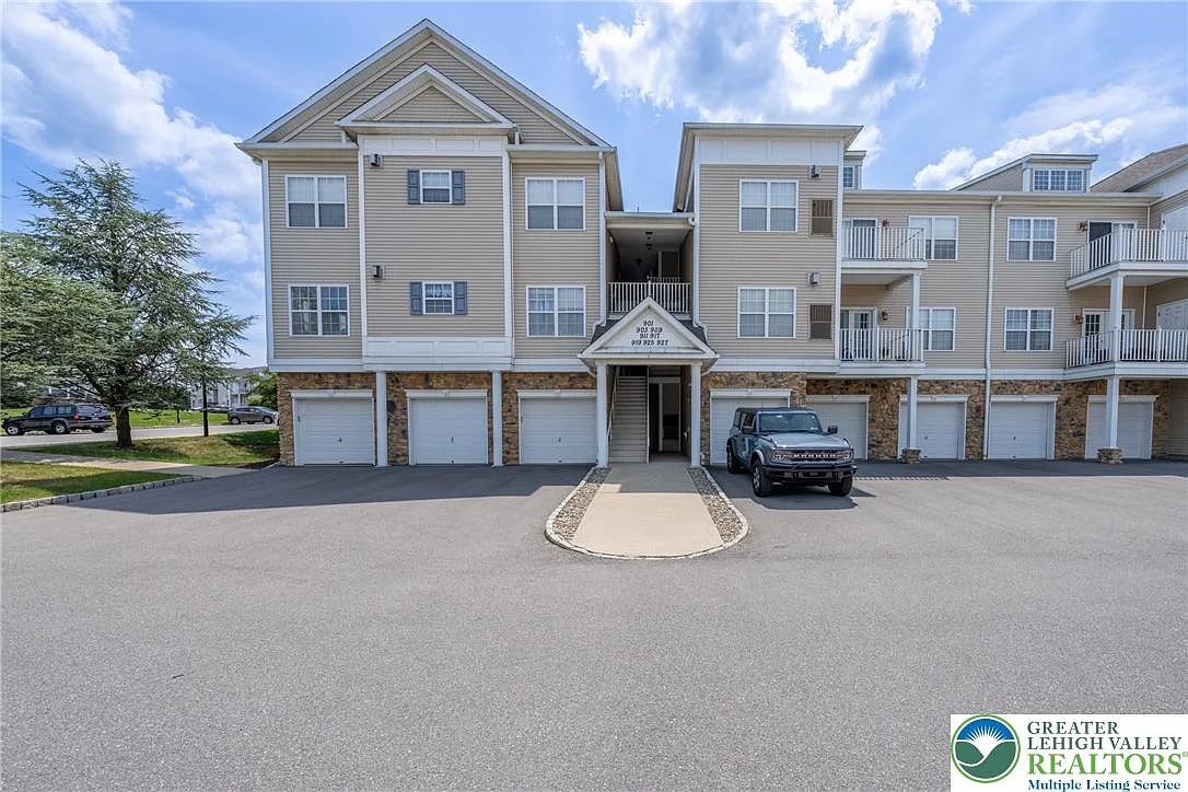 2 bed, 2.0 bath, 1315 sqft, $2,100 — Photo 2
