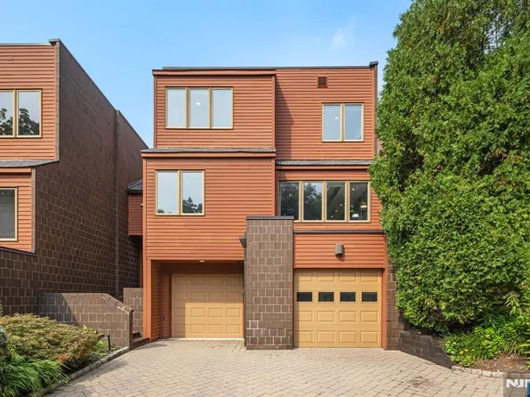 53 Hidden Ledge Rd, Englewood, NJ 07631