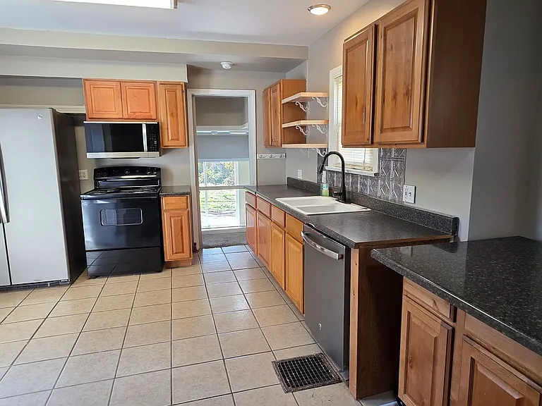 1124 E Washita St — Photo 11