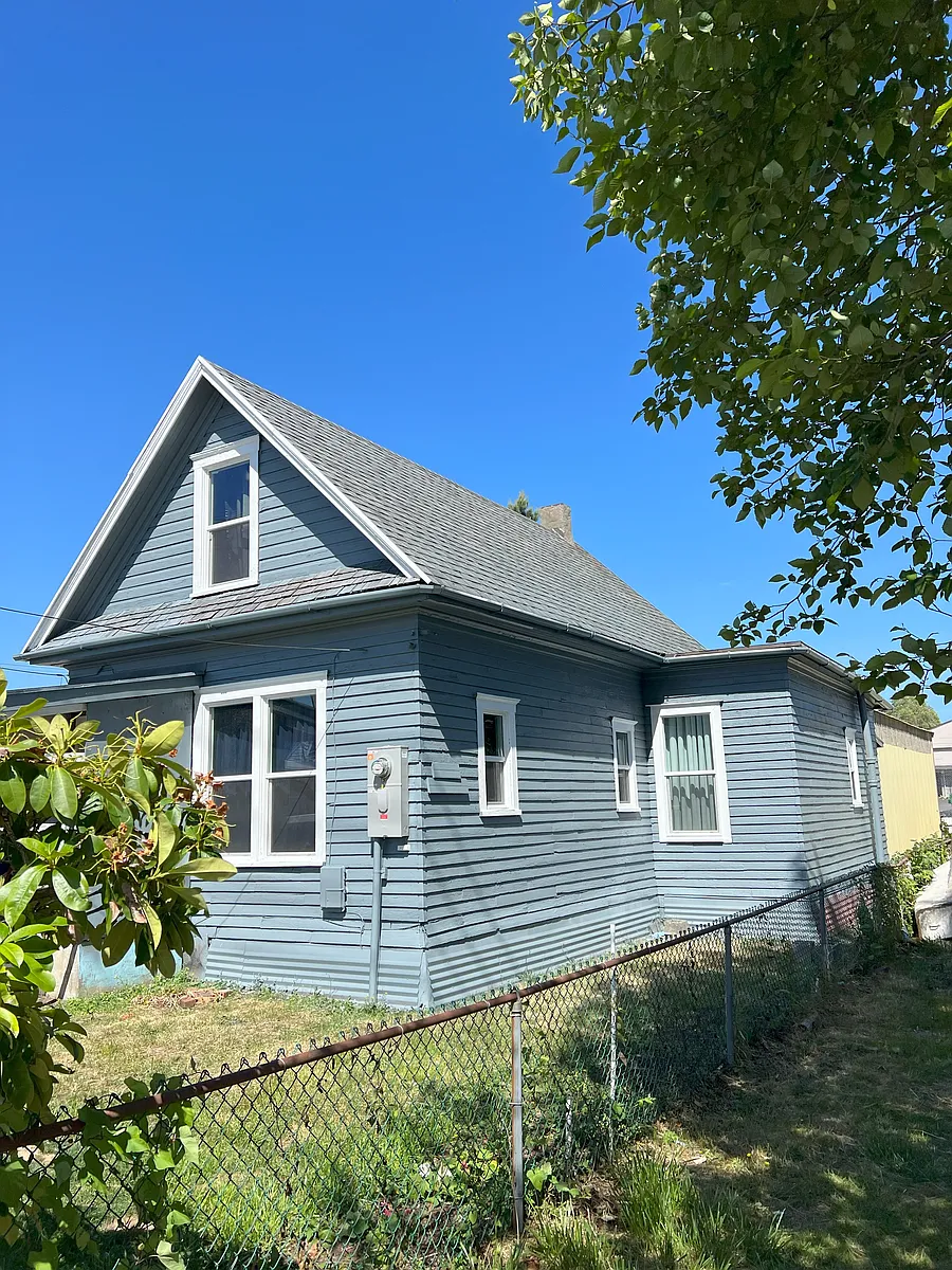 Building Photo - 323 8th St