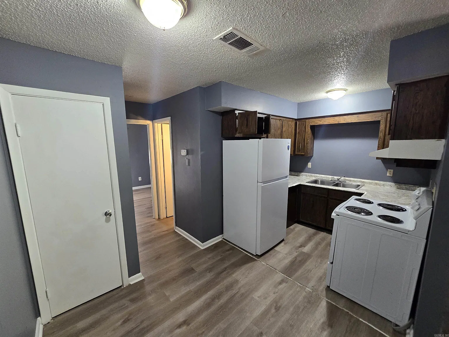 1 bed, 1.0 bath, 1372 sqft, $695 — Photo 3
