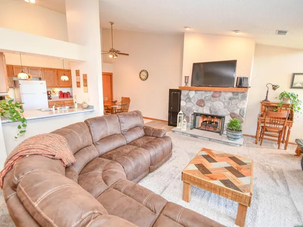 921 Quinlan Dr, Pewaukee, WI 53072