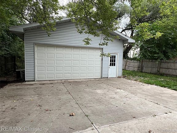 5th image of 315 Common St