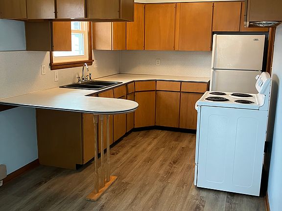 Eat-in kitchen with stove and refrigerator