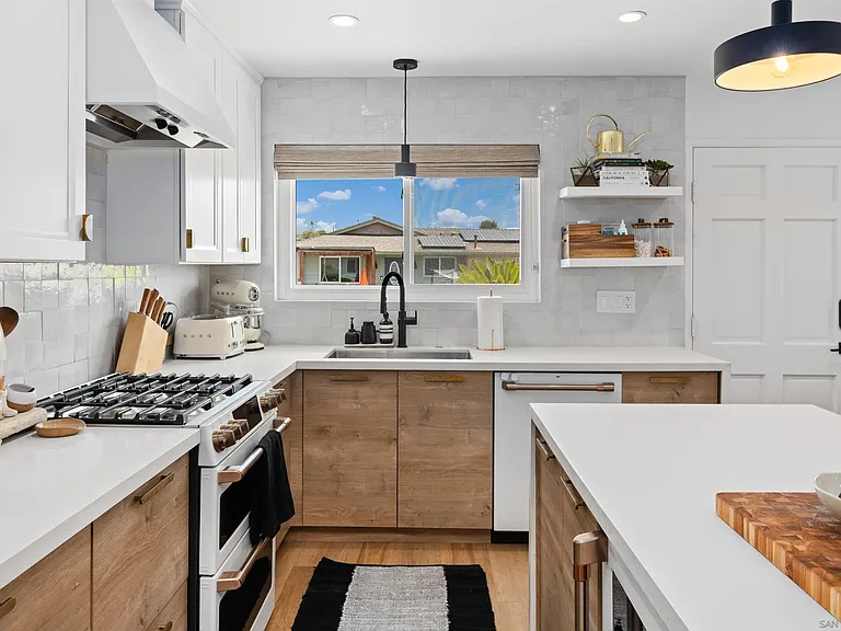 2068 Montclair St — Photo 13