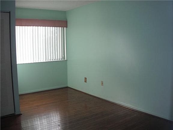 4th image of 415 NW 210th St APT 202