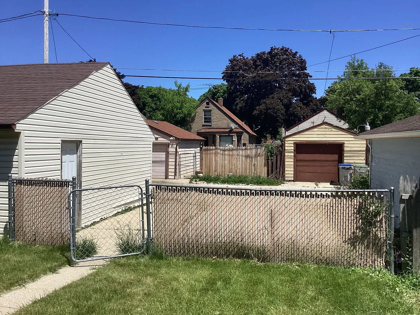 3 bedroom single family home — Photo 2