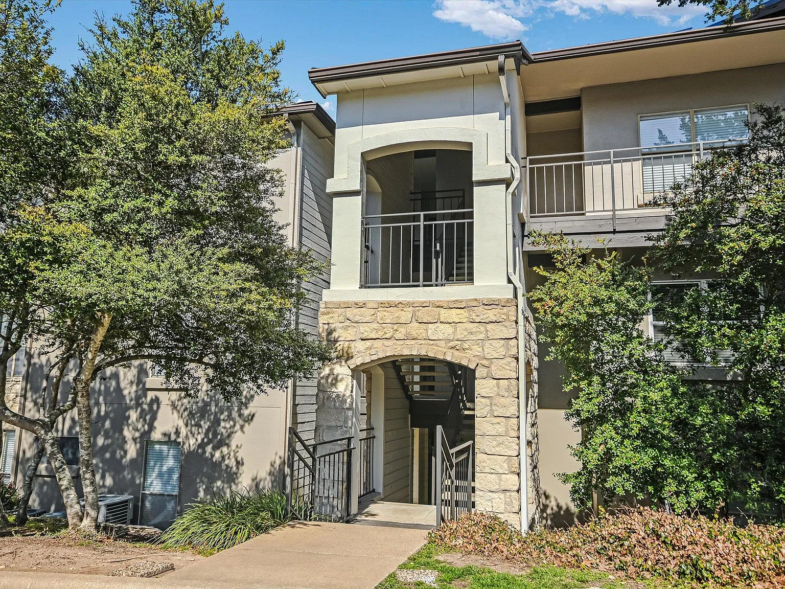 2 bed, 2.0 bath, 918 sqft, $1,800 — Photo 2