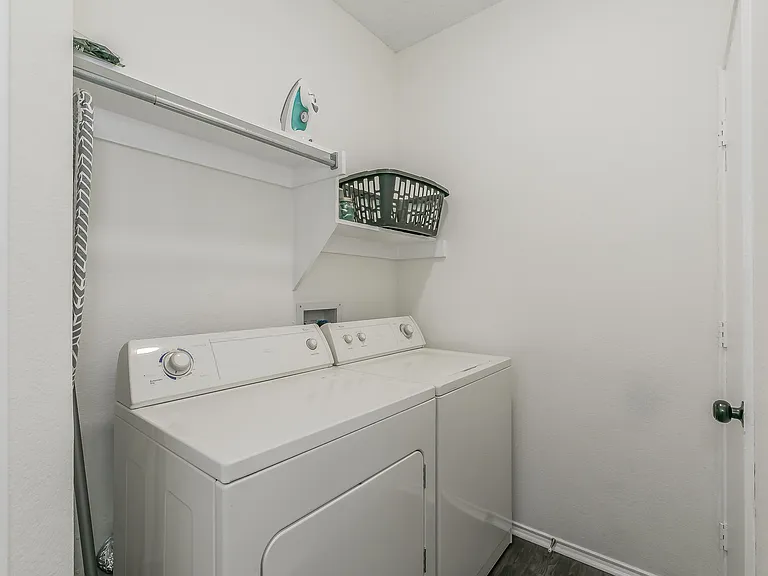 7017 Chateau Dr — Photo 37