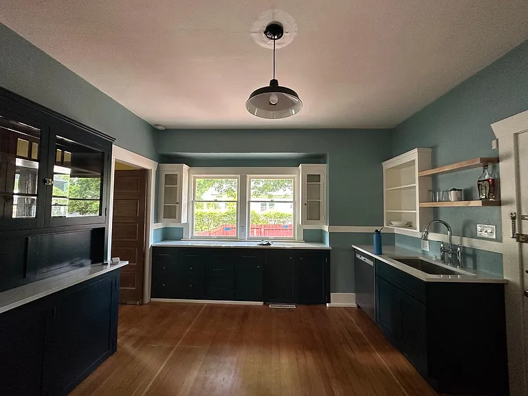 903 E 32nd Ave — Photo 16