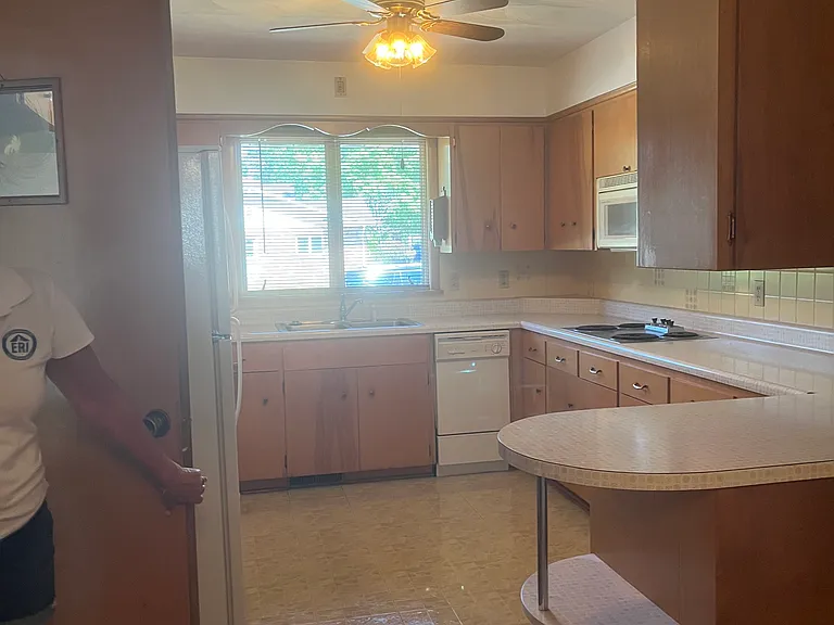 934 Potomac Ave — Photo 3