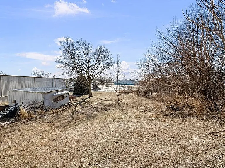 2025 S Bluff Blvd — Photo 18