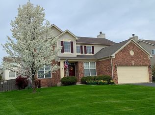 320 Hummingbird Ln, Lindenhurst, IL 60046