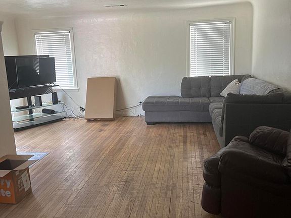 3rd image of 2636 Sharon Ave