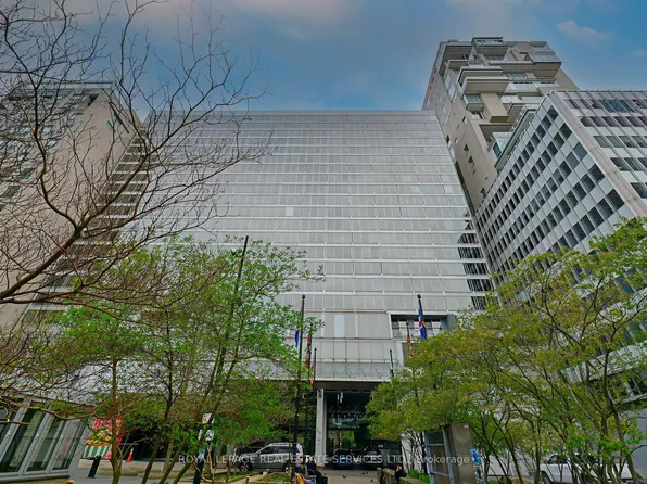 110 Bloor St W #1703, Toronto, ON M5S 2W7