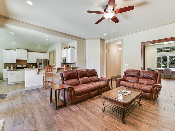 5th image of 6 Honeysuckle Ln