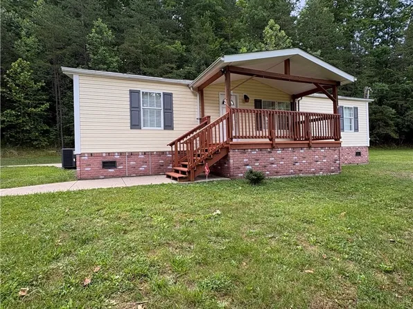 393 Sams Fork Rd, Hurricane, WV 25526