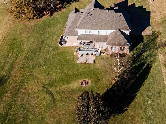 5th image of 900 Estate Dr