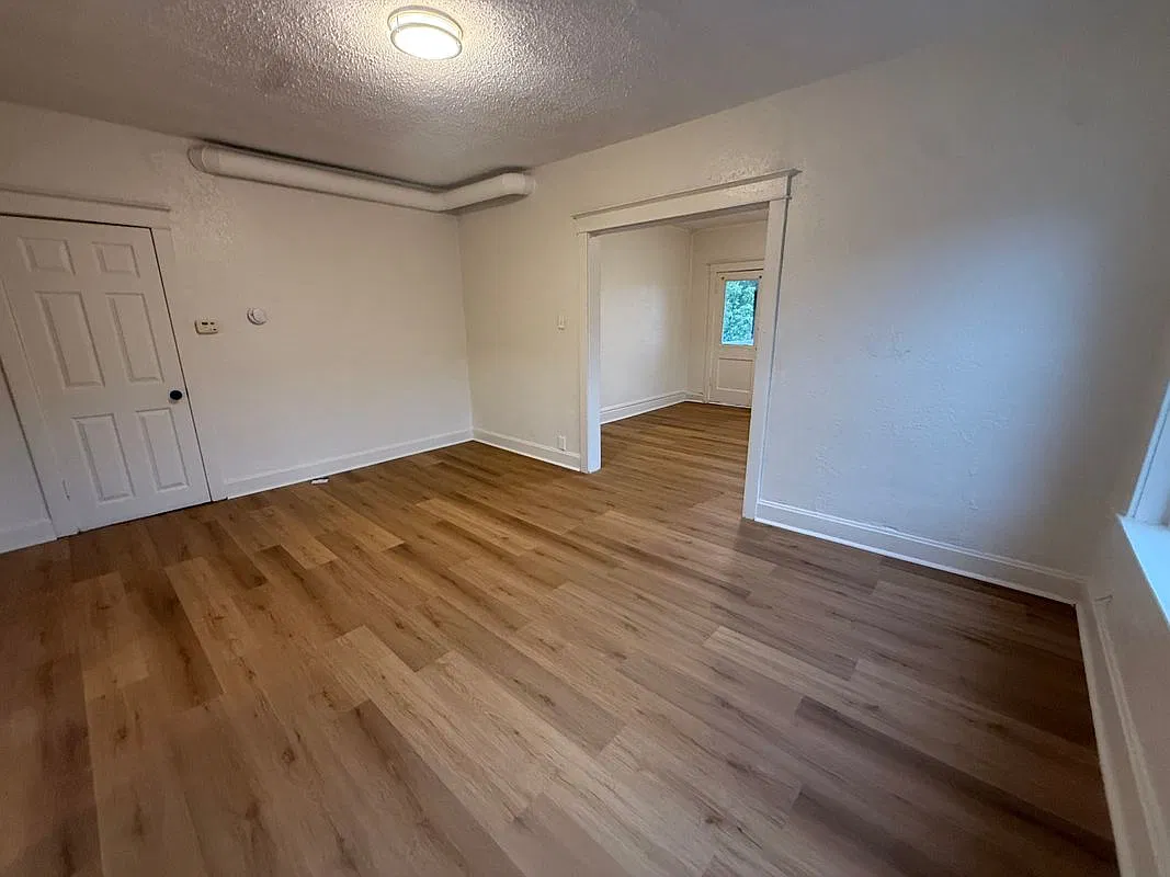 2 bed, 1.0 bath, 990 sqft, $1,150 — Photo 3