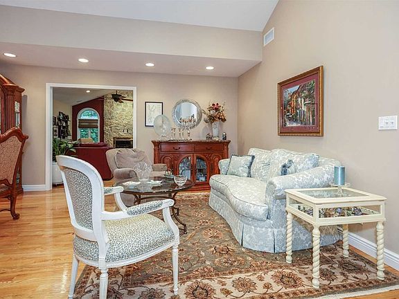 4th image of 614 Garden Ln