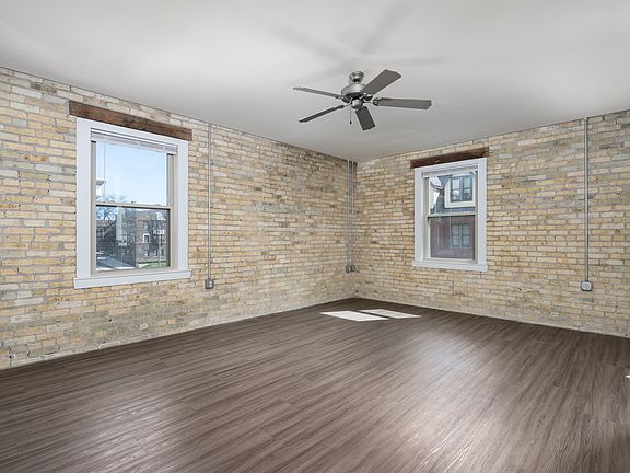 2 Bed + Den / 1 Bath - 1,500 SF - Living Room