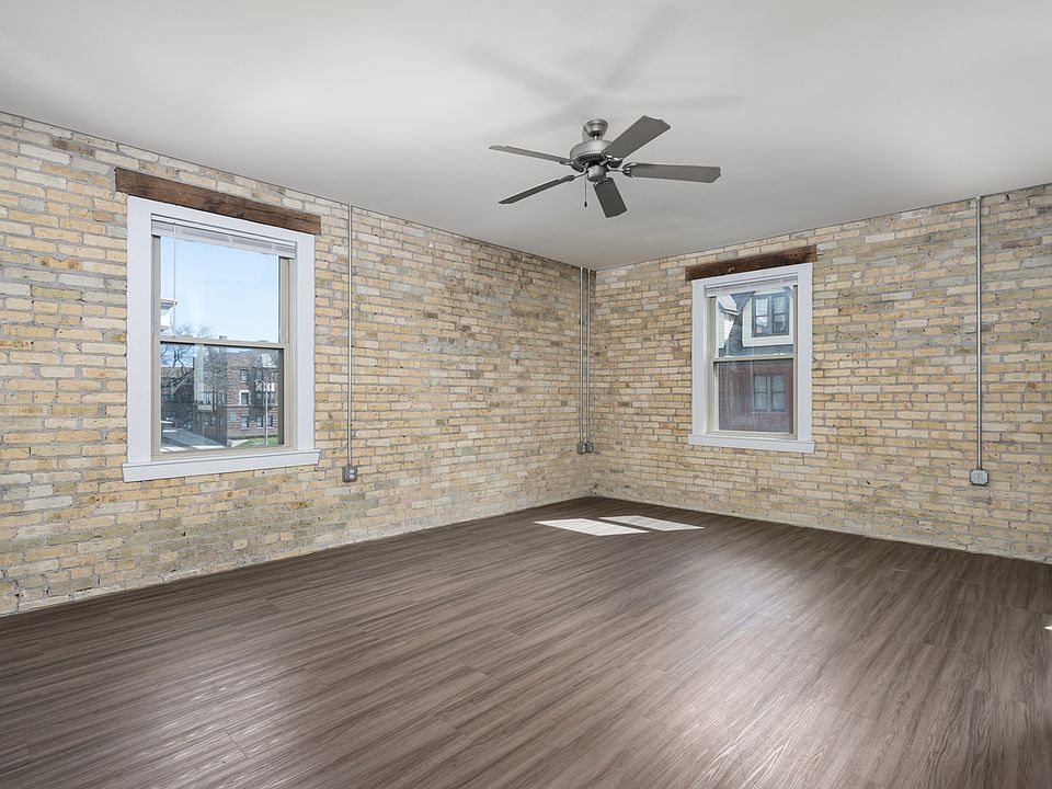 2 Bed + Den / 1 Bath - 1,500 SF - Living Room