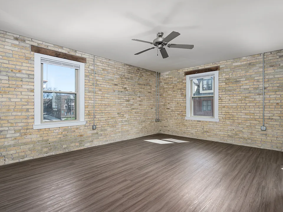 2 Bed + Den / 1 Bath - 1,500 SF - Living Room